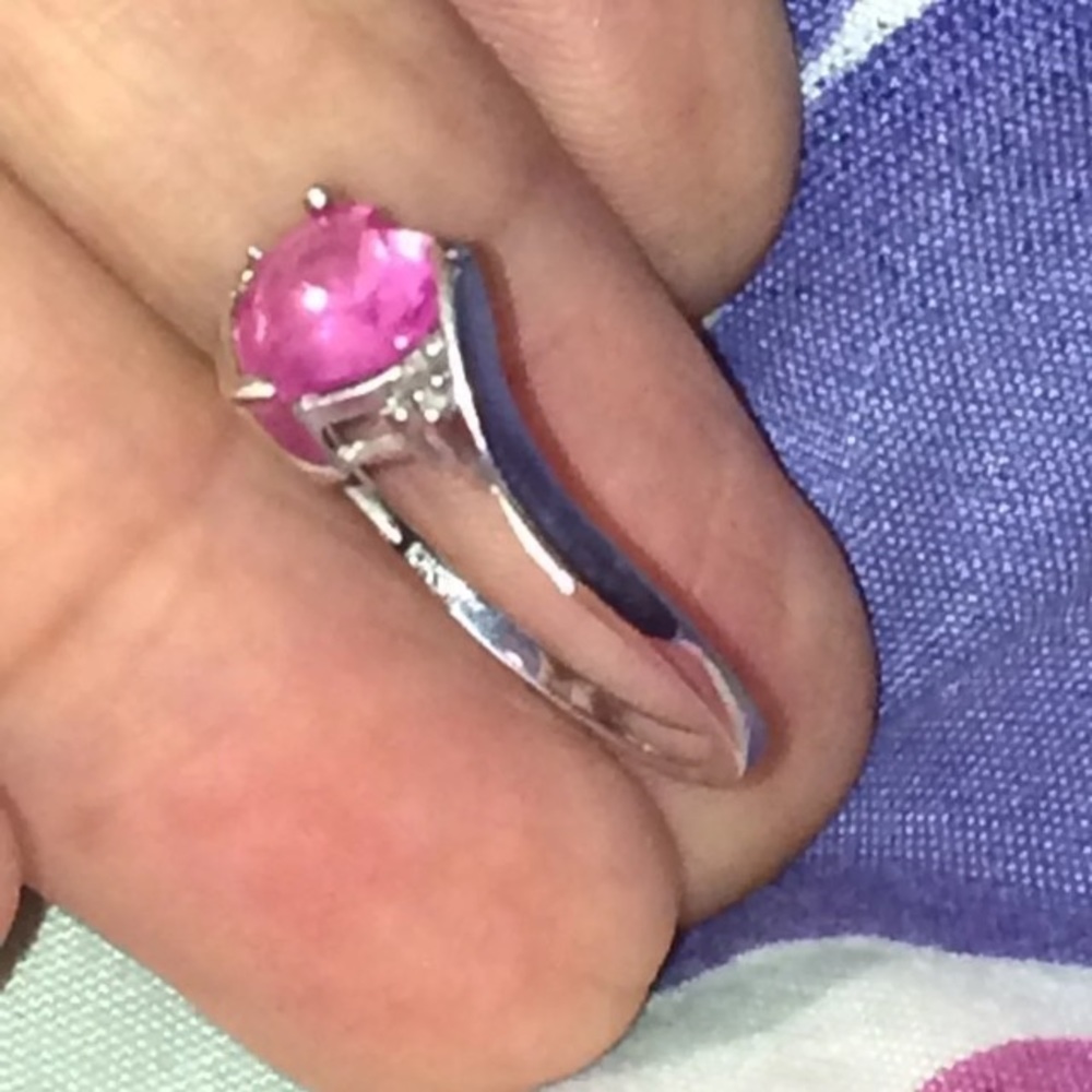 10k White gold  sapphire ring.   Firm